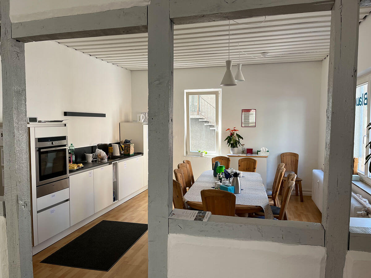 gemütliche Ecke mit Küchenzeile und einem großen Tisch