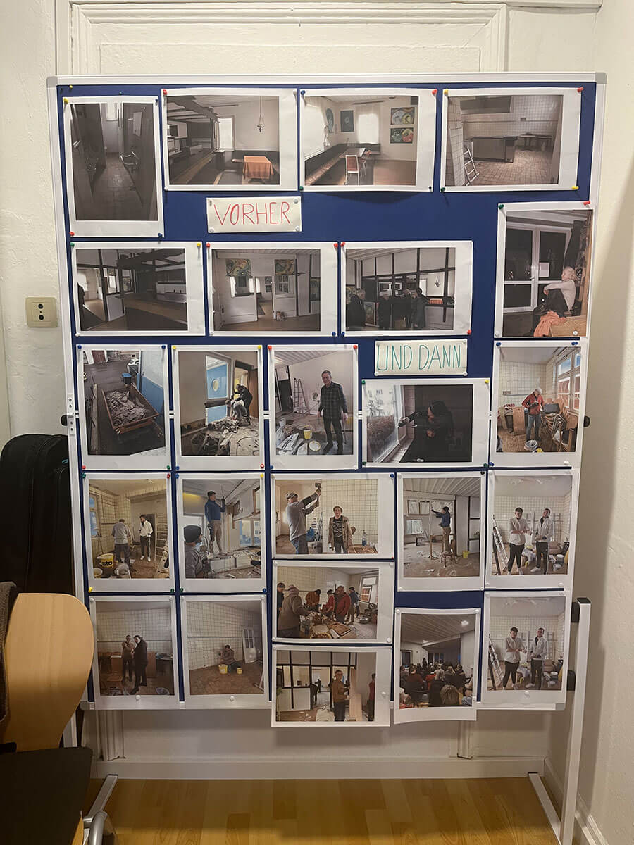 stehende Fotowand im Blauen Haus